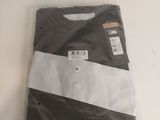 un t-shirt noir et blanc orné d'une bande blanche