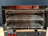 une photo d'un four grille-pain posé sur une table