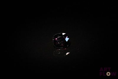 un gros plan d'un diamant noir sur une surface noire