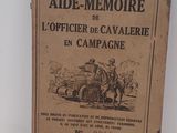 deux livres posés sur une table