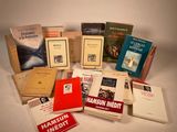 plusieurs livres sont empilés sur une table