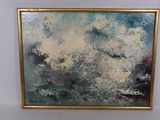 peinture abstraite dans un cadre doré sur un mur blanc, avec des nuages bleus et blancs