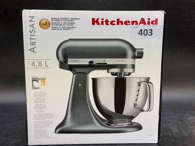 emballage d'un robot de cuisine « KitchenAid » posé sur un plan de travail