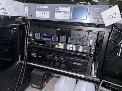 une photo montrant tout un ensemble d'appareils électroniques dans une pièce