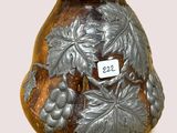un vase sur lequel est collée une étiquette représentant des raisins