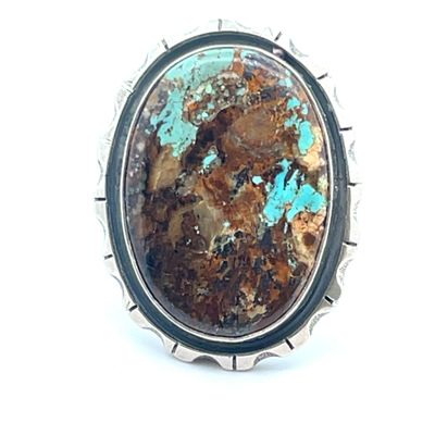 Gros plan sur une bague ornée d'une turquoise