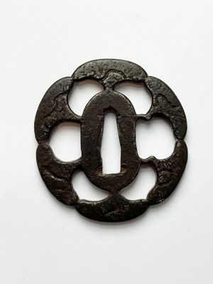 TSUBA en fer. À décor de motifs stylisés. JAPON, époque Edo,…