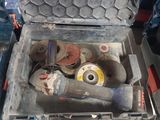une boîte à outils avec des outils sur le sol