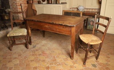 une table et deux chaises dans une pièce aux murs en briques