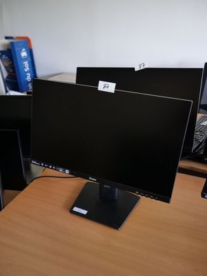 un bureau équipé de deux écrans et d'un clavier