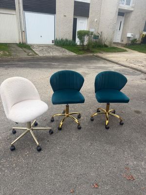 Deux chaises en effet velours bleu canard sur piètement à roulettes en - Photo 1