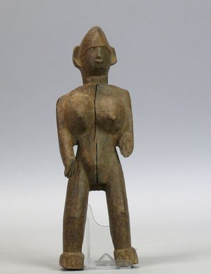 Statuette en bois dur et lourd à patine claire figurant un p…