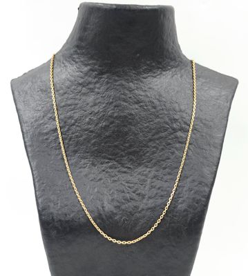 un collier à chaîne en or sur le torse d'un mannequin