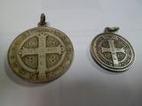deux pendentifs en argent ornés d'une croix au recto et d'une croix au verso