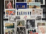 une photo d'un réfrigérateur sur lequel sont collés des timbres