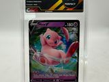 un gros plan d'une carte Pokémon dans une boîte transparente