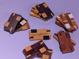 plusieurs morceaux de bois sont disposés en cercle sur une surface blanche