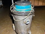 a metal bucket with a blue lid sitting on top of it