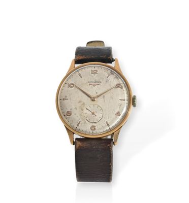 une montre-bracelet en or avec un bracelet en cuir marron