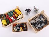 trois boîtes de Lego posées les unes à côté des autres