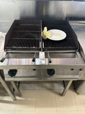 un grill sur lequel est posée une assiette de nourriture