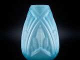 un vase en verre bleu orné d'un motif