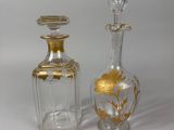 deux petites bouteilles en verre ornées de motifs dorés