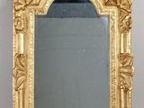 un miroir posé sur une table