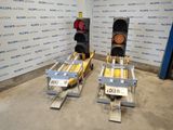 deux feux de signalisation placés l'un à côté de l'autre dans une pièce