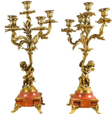 Paire de candélabres à cinq lumières en bronze doré sur marb…
