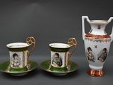 trois tasses et soucoupes ornées de portraits