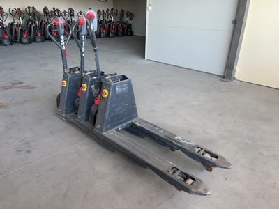 une photo d'un chariot élévateur dans un garage