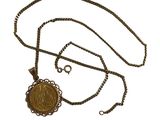 une image représentant un collier avec une pièce d'or suspendue à une chaîne