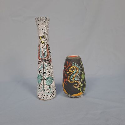 deux vases placés l'un à côté de l'autre