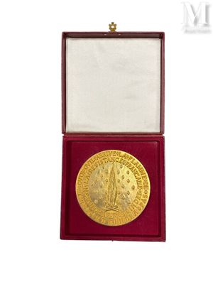 un gros plan sur une médaille d'or dans un coffret rouge