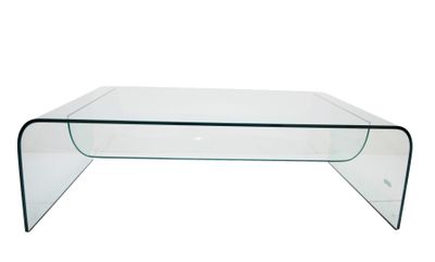une table basse en verre transparent avec un plateau en verre incurvé