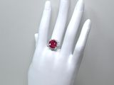 une image représentant la main d'une femme portant une bague