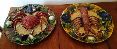 deux assiettes contenant des plats différents