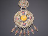 un gros plan d'un collier orné d'une fleur jaune