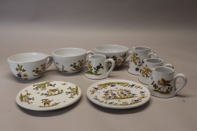 un grand nombre de tasses et de soucoupes sur une table
