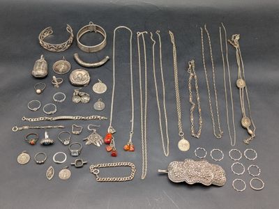 un assortiment de bijoux en argent comprenant des bagues, des bracelets, des bagues, des bagues et des colliers