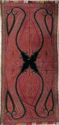 une image représentant une tapisserie rouge et noire accrochée à un mur