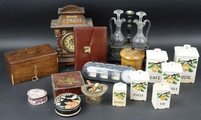 un grand nombre d'objets posés sur une table