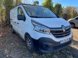 une camionnette blanche garée dans un champ, près de quelques arbres