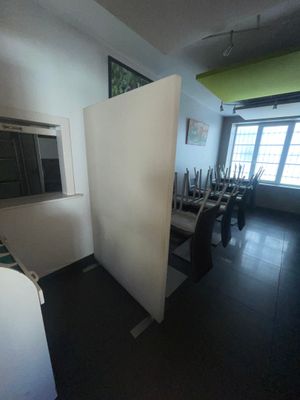 une pièce où se trouvent plusieurs tables et chaises