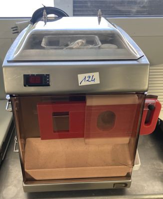 une machine posée sur un comptoir