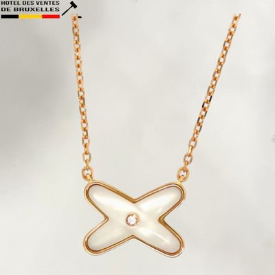 un gros plan d'un collier orné d'un papillon