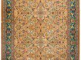 un tapis persan ancien orné d'un motif floral sur fond vert