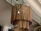 un lustre suspendu au plafond d'un magasin
