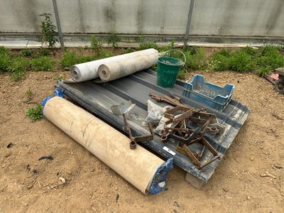 un tas d'outils et un rouleau de papier par terre